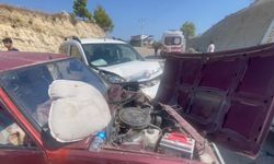 Alanya'ya 1 saat uzaklıkta: Otomobiller kafa kafaya çarpıştı, ortalık savaş alanına döndü