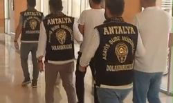 Kendilerini emniyet yetkilisi olarak tanıtıp Antalya'da herkesi dolandırdılar