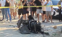 Antalya'da otomobillerin çarpıştığı kazada aracın parçaları yerinden fırladı