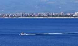 Antalya'da yüzen kişiler kıyıya dönemeyince ekipler alarma geçti