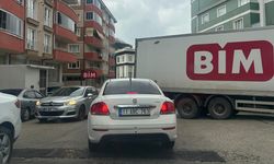 Park yeri bulamayınca trafiği kitledi