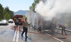 Antalya'da tırın dorsesi bir anda alev aldı