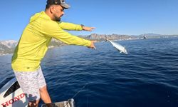 Antalya'da balık tutan balıkçının zor anı