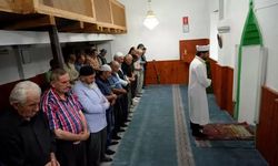 Cami inşaatı yarım kalınca vatandaşlar kilisede namaz kıldı