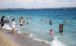 Antalya'da keyifleri yerinde! Sonbaharda dinlemiyorlar