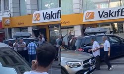 İşlemi yapılmayınca bankanın önüne otomobilini çekti