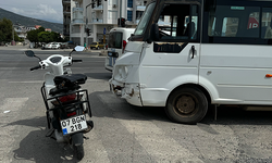 Gazipaşa'da minibüsle çarpıştı, yola savruldu