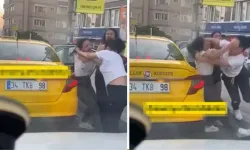 Kadınlar trafiğin ortasında saç baş birbirine girdi