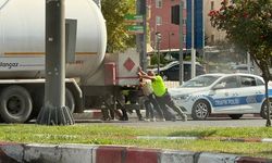 Yolda kalan yakıt tankerini imdadına polis ekipleri yetişti