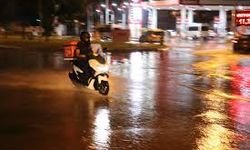 Antalya'ya çok şiddetli geldi! Kısa sürede yollar göle döndü