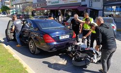 Manavgat'ta başka bir araca yol verdi, otomobilin altına girdi