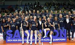 Fenerbahçe Kadın Voleybol Takımı, şampiyonluk kupasını kaldırdı