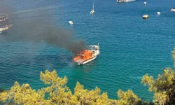 Antalya'da tur teknesinde korku dolu anlar: Alevlere teslim oldu