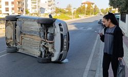 Devrilen otomobilden çıktı, öğrencilerine gitmek istedi