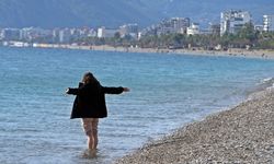 Hava sıcaklığı birden düştü! Antalya'da montlarıyla denize girdiler