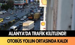 Otobüs yolun ortasında kaldı: Alanya'da trafik kilitlendi!