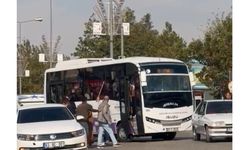 Yolcu otobüsünü durdurup sopalarla saldırdılar