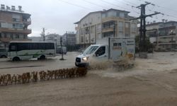 Antalya'da sağanak yağış hayatı feklç etti: 2 ilçe sular altınd kaldı