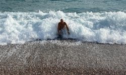 Antalya'da fırtına dinlemediler: Deniz keyfi yaptılar