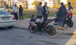 Manavgat'ta çarpışmanın sonunda motosikletli yaralandı