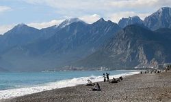 Antalya'da güneş yüzünü gösterdi, sahiller doldu