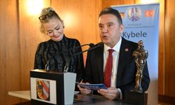 Başkan Böcek Almanya'da Kybele ödülünü aldı
