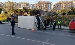 Alanya'da kontrolden çıkan kamyon taşa çarparak devrildi