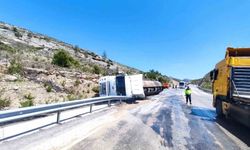 Antalya'da tır devrildi: her eyre zift saçıldı