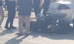 Alanya’da motosiklet, otomobilin altına girdi