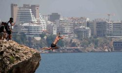 Antalya'da canını hiçe saydı: 30 metrelik mesafeden atladı