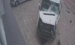 Antalya'da servis aracı iş yerine girdi
