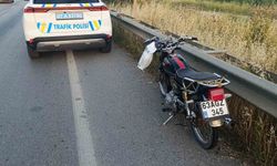 Antalya'da motosiklet yola savruldu