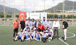 ALKÜ şampiyonları kupayı kaldırdı