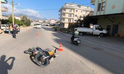 Alanya'da iki motosikletli yola savruldu