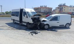 Antalya'da tur aracının karıştığı kazada 6 kişi yaralandı