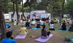 Antalya'da keman eşliğinde yoga yaptılar