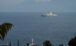Devasa yat Antalya açıklarına demirledi
