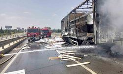 Antalya'da seyir halindeki tır alev alev yandı