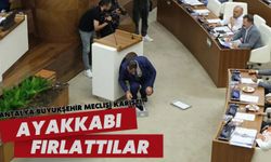 Antalya Büyükşehir Meclisi karıştı! Ayakkabı fırlattılar