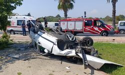 Antalya'da otomobil hurdaya döndü