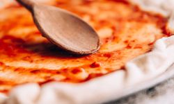 Alanya’da Pizza Yapımının Püf Noktaları: Malzemeler Hangi Sırayla Konur?