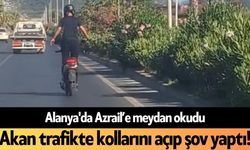 Alanya'da Azrail'e meydan okudu: Akan trafikte kollarını açıp şov yaptı!