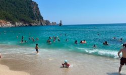 Alanya'da sıcağı hisseden sahile koştu