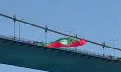 Fatih Sultan Mehmet Köprüsü'ne Amedspor bayrağı asıldı