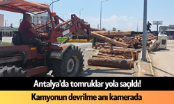 Antalya'da tomruklar yola saçıldı! Kamyonun devrilme anı kamerada
