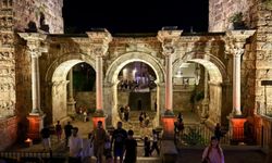 Antalya'da gece görüntüsüyle büyülemeye başladı