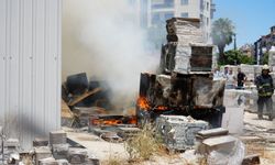 Antalya'da korkutan yangın! Depoda her şey kül oldu