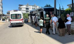 Antalya'da sürücü rahatsızlandı, midibüs kontrolden çıktı