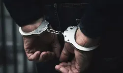 Kameralardan kaçamadı: Çantayı boşaltıp, denize fırlatan şüpheliye şok darbe