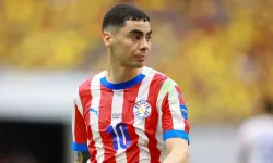 Paraguaylı Miguel Almiron kırmızı kart gördü! Ağzını kapatarak Mert Müldür’e ne söyledi?